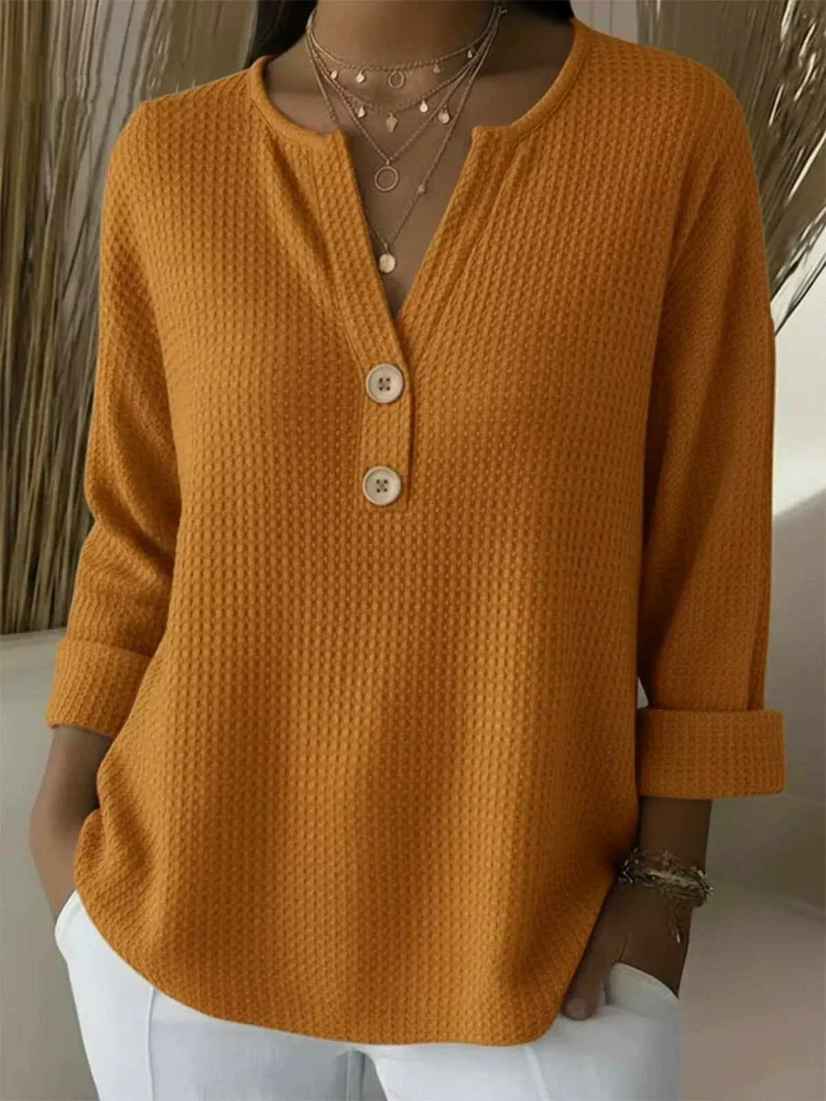 Lucía | Camiseta Henley de textura gofrada con botones