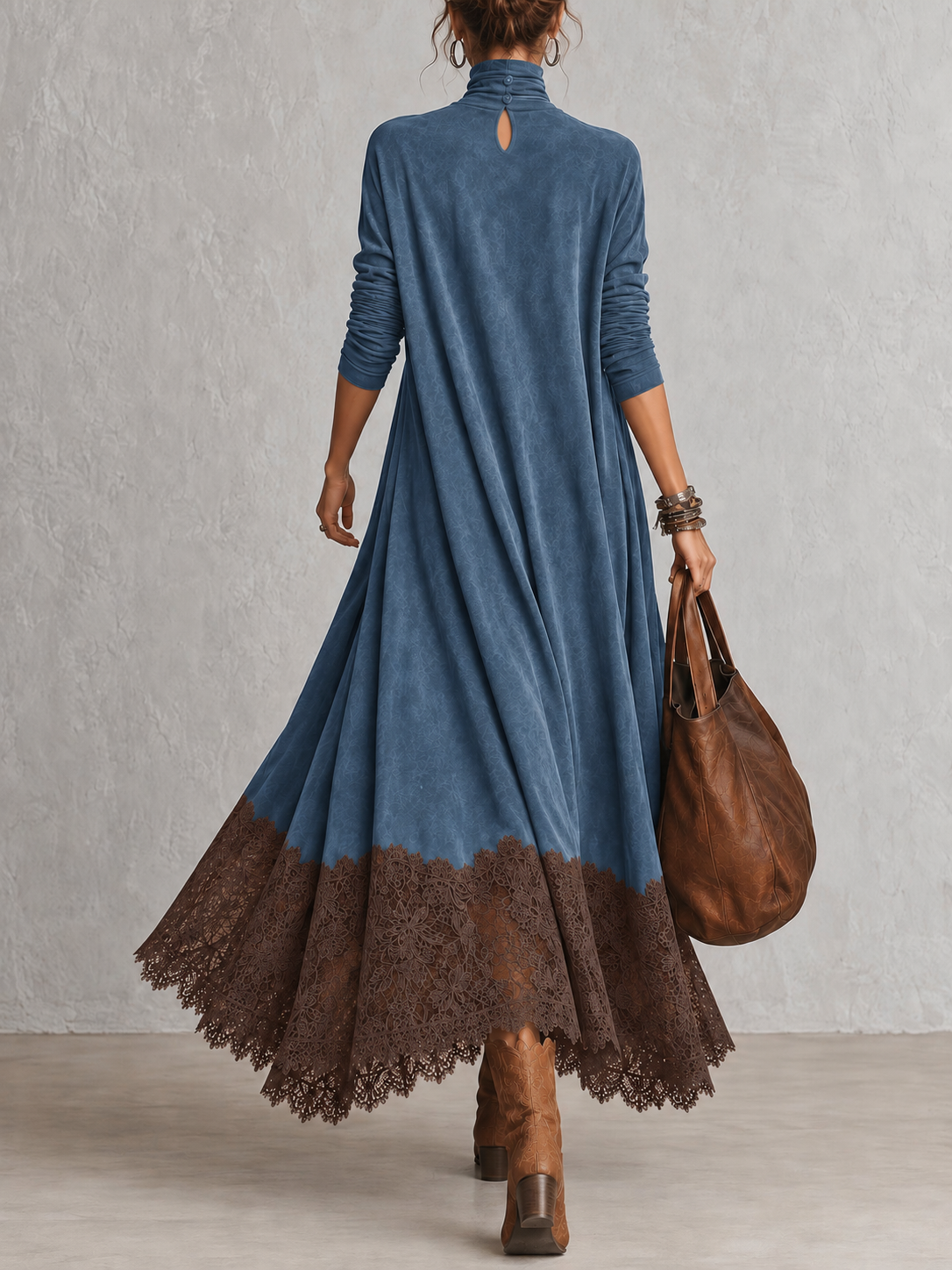 Vestido largo efecto ante azul con encaje marrón, vista de espalda