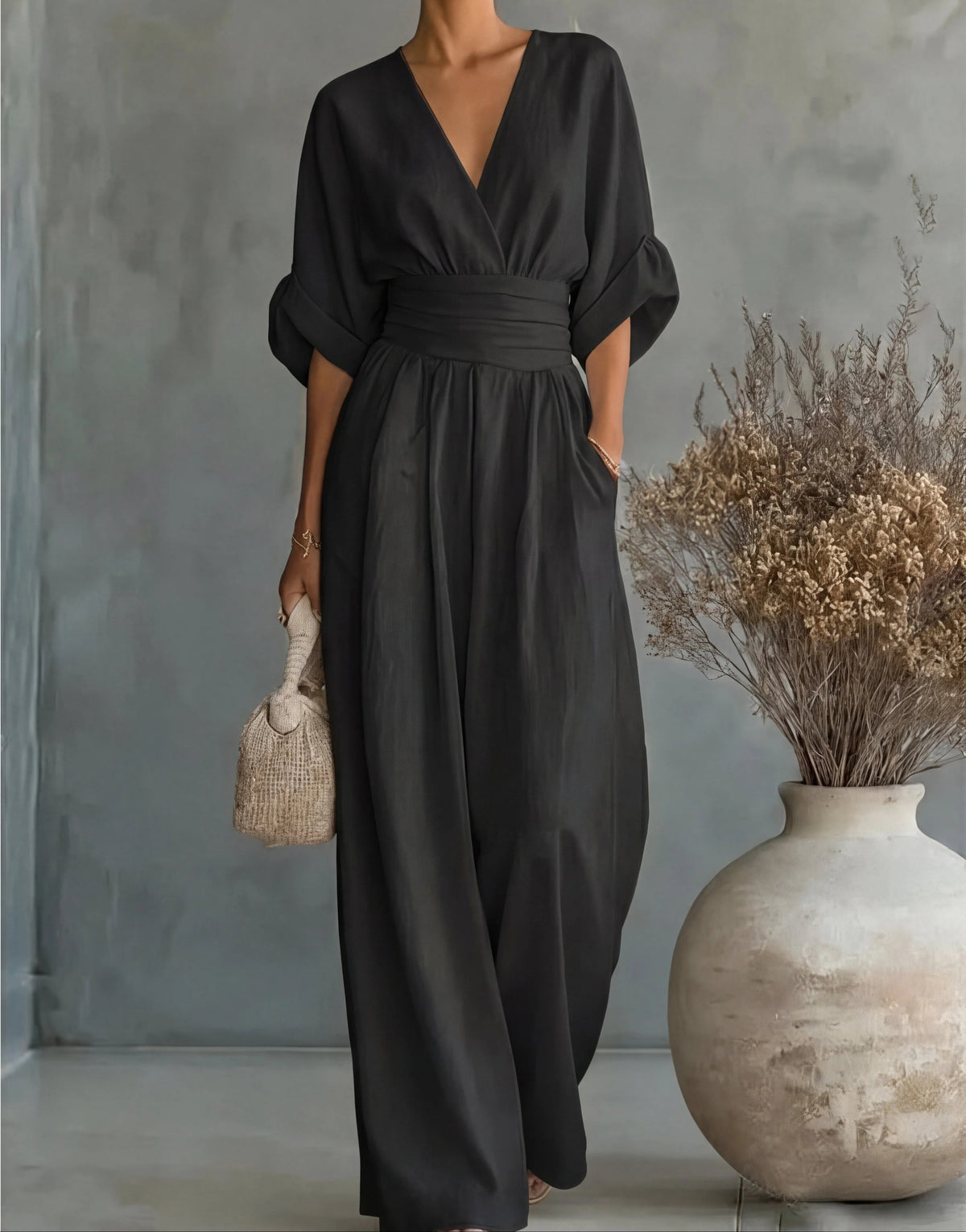 DANIELA | ELEGANTE MONO CON ESCOTE EN V Y PERNERAS ANCHAS