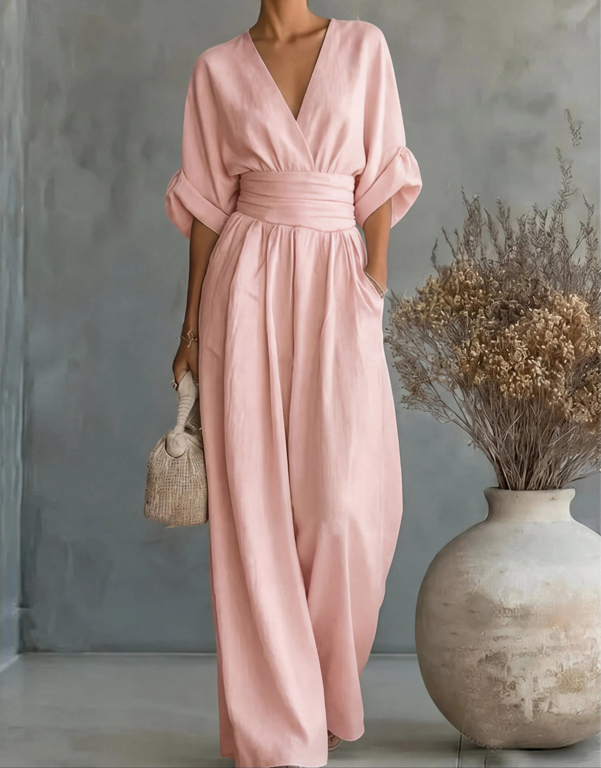 DANIELA | ELEGANTE MONO CON ESCOTE EN V Y PERNERAS ANCHAS
