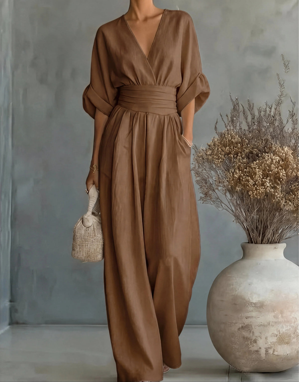 DANIELA | ELEGANTE MONO CON ESCOTE EN V Y PERNERAS ANCHAS